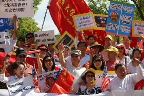 Hundreds of protesters rally on May 1 near the Millennium Biltmore Hotel in Los Angeles where Japanese Prime Minister Shinzo Abe was scheduled to attend a luncheon. They demanded that Abe apologize for Japan's wartime wrongdoings. (Photo/Provided to China Daily)