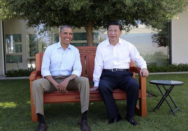 US President Barack Obama and Chinese President Xi Jinping rest during a tour at the Annenberg Retreat, California, June 8, 2013. (Photo/Xinhua)