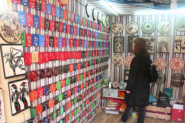 This photo taken in April 2011 shows wooden-carved Dongba symbols, a system of pictographic glyphs used by the Nakhi ethnic group who are largely inhabited in Lijiang of Yunnan province and southern part of Sichuan province. (Photo by Yang Xiaowen / provided to chinadaily.com.cn)
