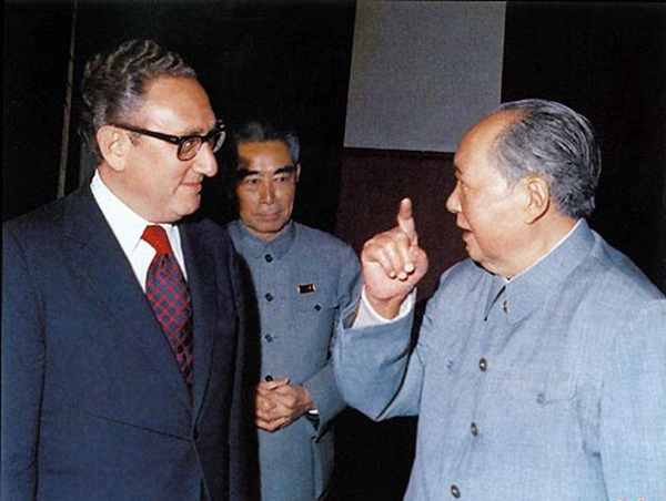 Chinese leader Mao Zedong (R) and Zhou Enlai (M) met with then U.S. Secretary of State Henry Kissinger in Beijing, on Feb 17, 1973.(File Photo)