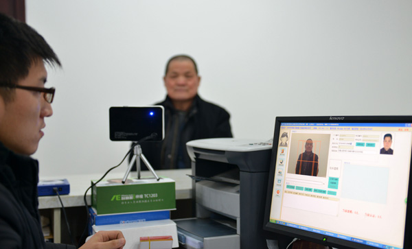 A retired employee has his identity verified at a social security fund office in Hefei, Anhui province. The number of Chinese older than 60 accounted for 15.5 percent of the population at the end of 2014. (Photo/China Daily)