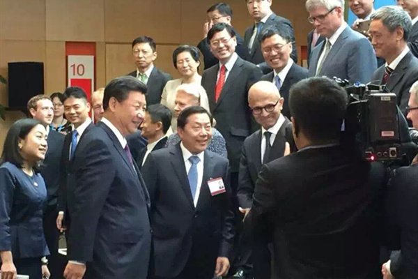 Chinese President Xi Jinping (2nd L) and Lu Wei(3rd L), minister of the State Council's Cyberspace Administration of China meet with representatives from the Internet industries in both China and US during the forum on Spet 23. (Photo by Lao Jiang/Provided to chinadaily.com.cn)