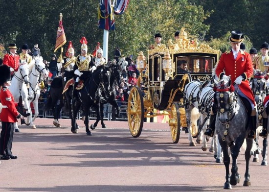 Chinese President Xi Jinping and British Queen Elizabeth II ride a carriage to Buckingham Palace in London, Britain, Oct. 20, 2015. Xi attended a traditional ceremonial welcome held by the Queen at the Horse Guards Parade in London on Tuesday. (Photo: Xinhua/Zhang Duo)