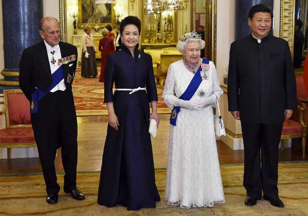 President of China Xi Jinping (R) and his wife Peng Liyuan (2nd L) accompany Britain's Queen Elizabeth (2nd R) and her husband Prince Philip, The Duke of Edinburgh (L) as they arrive for a state banquet at Buckingham Palace in London, Britain, October 20, 2015. (Photo/Xinhua)