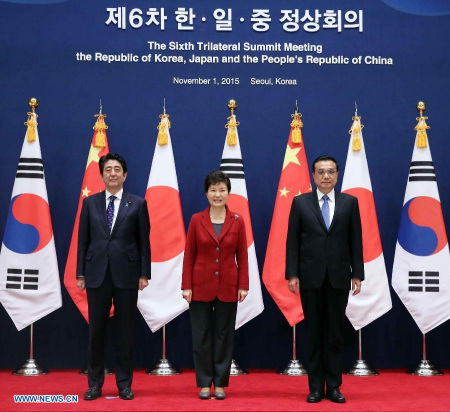 Chinese Premier Li Keqiang (R), Japanese Prime Minister Shinzo Abe (L) and South Korean President Park Geun-hye attend the sixth China-Japan-South Korea leaders' meeting in the South Korean capital of Seoul, Nov. 1, 2015. (Photo: Xinhua/Liu Weibing)