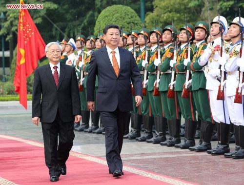 Chinese President Xi Jinping (R), who is also general secretary of the Communist Party of China (CPC) Central Committee, attends a welcoming ceremony held by General Secretary of the Communist Party of Vietnam Central Committee Nguyen Phu Trong before their talks in Hanoi, Vietnam, Nov. 5, 2015.(Photo: Xinhua/Lan Hongguang)