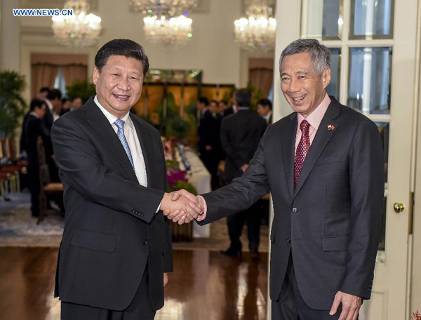 Chinese President Xi Jinping(L) meets with Singaporean Prime Minister Lee Hsien Loong in Singapore, Nov. 7, 2015. (Xinhua/Li Xueren)
