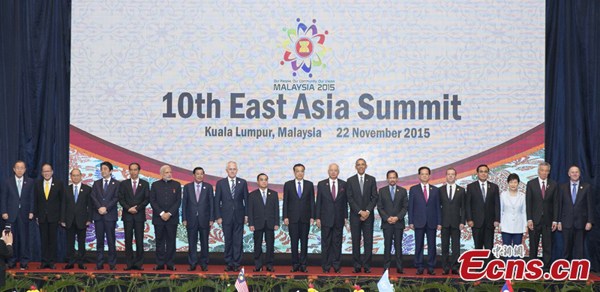 Premier Li Keqiang (center) and other participating leaders take part in a group photo during the East Asia Summit at the Kuala Lumpur Convention Centre in Kuala Lumpur on Sunday, Nov. 22, 2015. (Photo/China News Service)