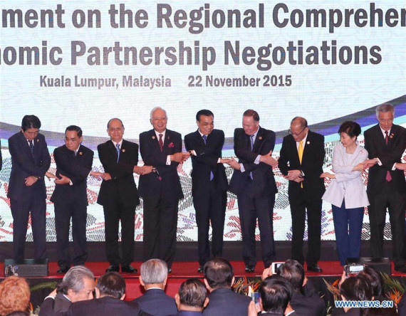 Chinese Premier Li Keqiang (C) attends the releasing ceremony of a joint statement on the Regional Comprehensive Economic Partnership (RCEP) Negotiations in Kuala Lumpur, Malaysia, Nov. 22, 2015. (Xinhua/Liu Weibing)