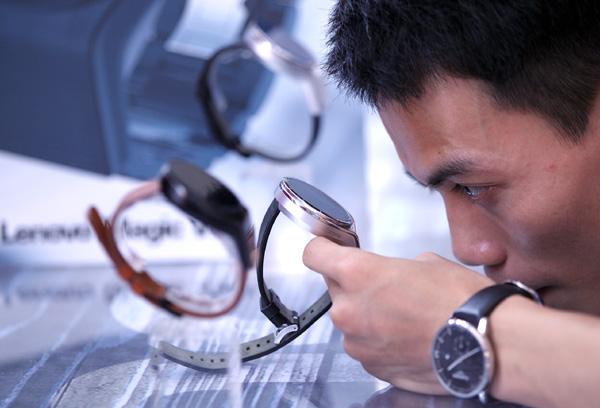  visitor takes a close look at the smartwatch unveiled by Lenovo Group Ltd in Beijing, May 28, 2015. (Photo/China Daily)