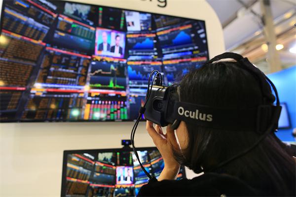 A visitor tries out wearable device at the Light of the Internet Expo in Wuzhen, Zhejiang province, Dec 14, 2015. (Photo /chinadaily.com.cn)