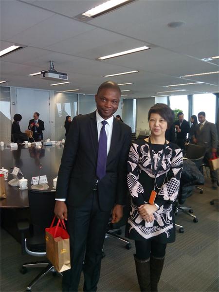 Joseph poses a photo with Tian Wei,a famous CCTV anchor in Beijing. (Photo provided to chinadaily.com.cn)