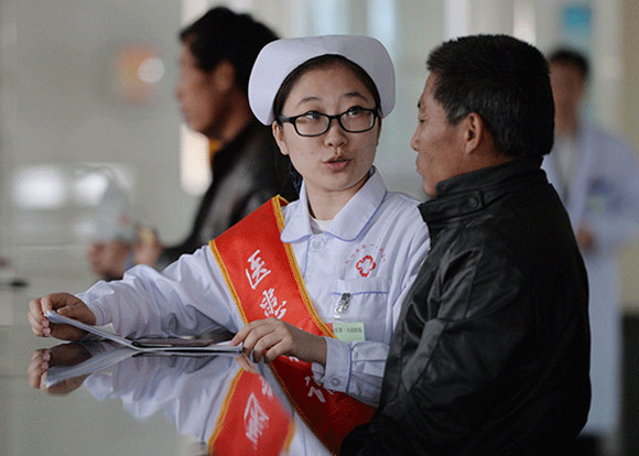 A nurse explains how to claim reimbursement from the national medical insurance program in Longxi County No 1 People's Hospital in Gansu province.(Photo/Xinhua)