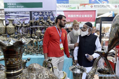 People select Pakistani brassware at the China-Arab States Expo 2015 in Yinchuan, capital of northwest China's Ningxia Hui Autonomous Region, Sept 12, 2015. (Photo/Xinhua)