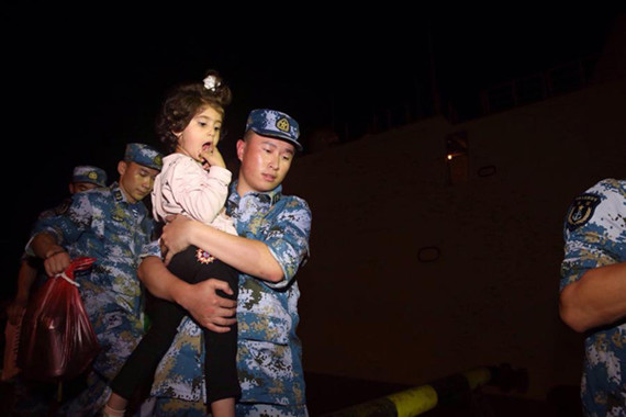 Members of China's Linyi missile frigate help foreign nationals evacuate from Yemen and arrive in Djibouti, April 2, 2015. (Photo/Xinhua)