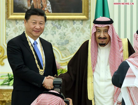 Chinese President Xi Jinping (L) is awarded with Abdulaziz Medal by Saudi King Salman bin Abdulaziz Al Saud after their talks in Riyadh, Saudi Arabia, Jan. 19, 2016. (Photo: Xinhua/Ju Peng)