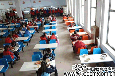 Male and female students are required to dine separately at a high school in Shenmu County, northwest China's Shaanxi Province. (Photo/Chinese Business View)