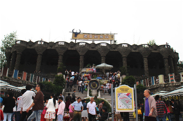 A public toilet at a tourist resort in Chongqing, southwestern China. The facility is designed to look like a fairy-tale style European castle and naturally ventilated.(Photo: China Daily/Chang Shixu)