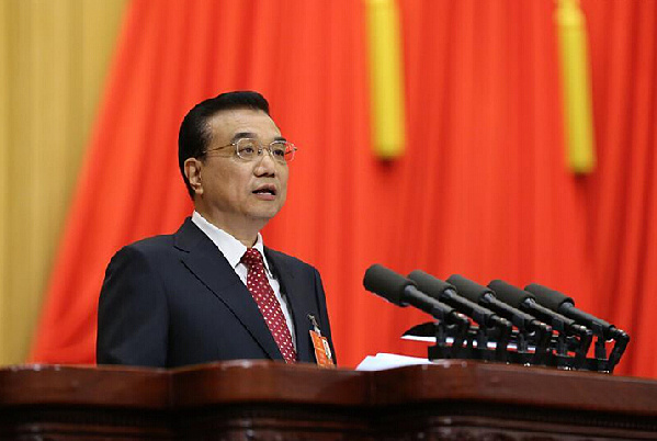 Premier Li Keqiang delivers a government work report during the opening meeting.(Photo/Xinhua)