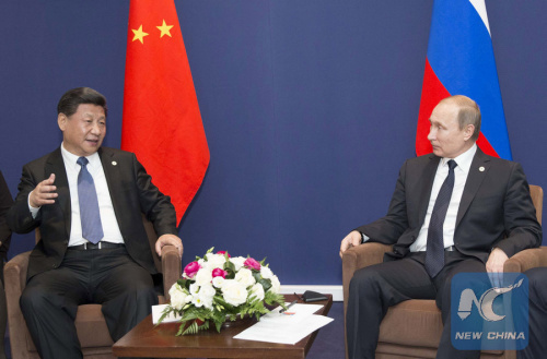 Chinese President Xi Jinping (L) meets with Russian President Vladimir Putin in Paris, France, Nov. 30, 2015. (Xinhua/Huang Jingwen)