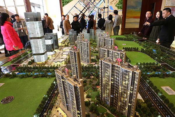 Homebuyers at the sales center of a property project in Nanjing, Jiangsu province, on Feb 29. Cities like Nanjing and Shanghai have announced preferential housing tax policies, which have ignited local enthusiasm for home-buying. (Photo provided to China Daily)