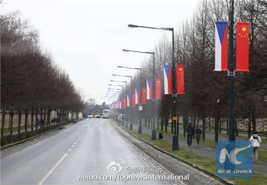 A line of national flags of China and the Czech Republic hang on the lampstands alongside a main road in Prague, capital of the Czech Republic on March 26, 2016. (Xinhua)