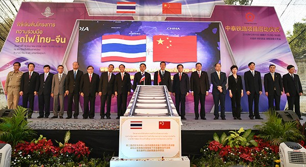 Officials from China and Thailand attend the launching ceremony of the railway project on Dec 19, 2015. (Photo/Xinhua)