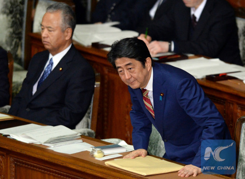 Japanese Prime Minister Shinzo Abe (R) attend a session of the House of Representatives in Tokyo, Japan, on Jan. 22, 2016. (Xinhua/Ma Ping)