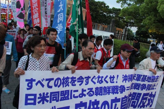 People take part in a protest against the visit by U.S. President Barack Obama, near the Hiroshima Peace Memorial Park in Hiroshima, Japan, May 26, 2016. (Photo: Xinhua/Shen Honghui)