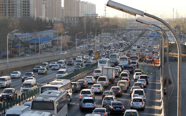 The Fourth Ring Road in Beijing in a morning rush hour. City authorities are working on solutions to ease the pressures on traffic in the city. (Photo/China Daily)