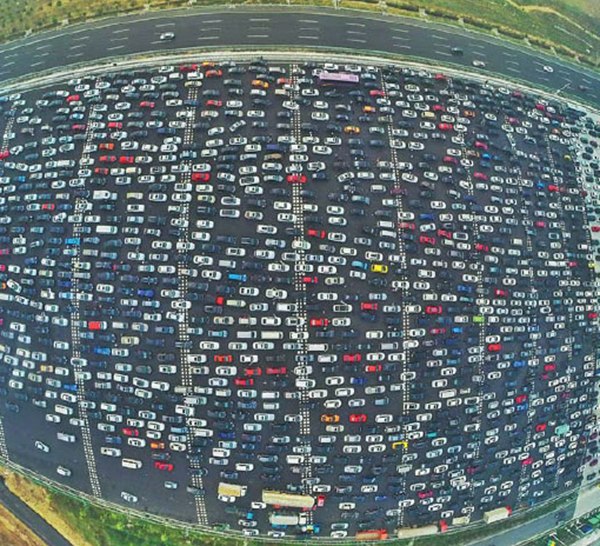 Severe traffic congestion at a highway toll station is a common sight in Beijing. Local authorities are working on solutions to ease traffic pressures in the city. (Fu Ding/For China Daily)
