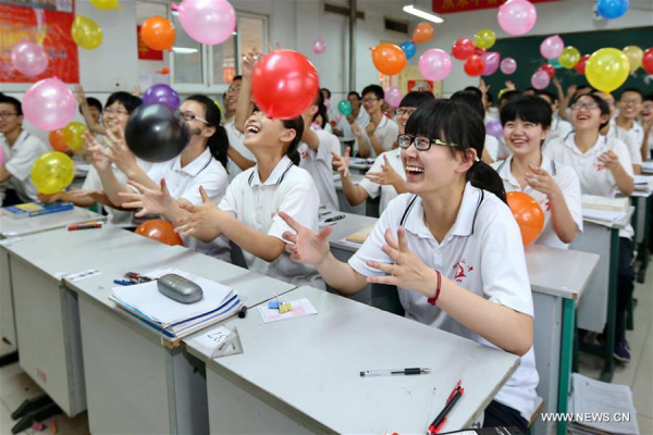 Senior high school students play with balloons to reduce stress at No 2 High School in Hengshui, North China's Hebei province, May 22, 2016. With the three-day 2016 college entrance exam beginning on June 7, students have entered the sprint stage of their studies. (Photo/Xinhua)