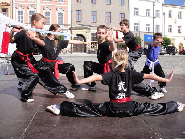 Kungfu lovers perform martial art at a square during an activity held by Palacky University in Prague of Czech on Sept 24, 2014, to celebrate the Day of the Confucius Institute which falls on Sept 27. (Photo/Xinhua)