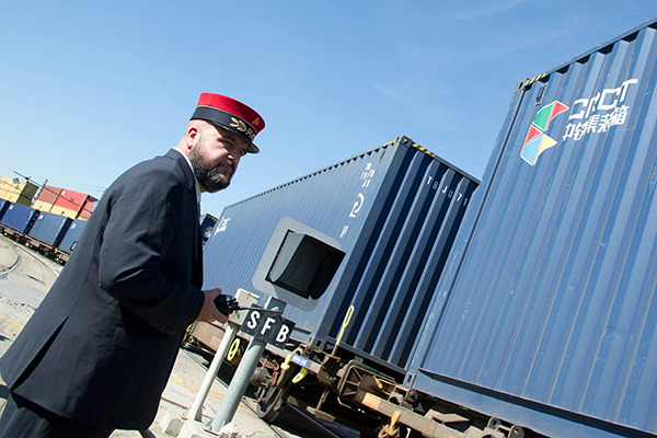 A Madrid-Yiwu train leaves for Yiwu, Zhejiang province, a city well-known as the largest small commodity wholesale market in the world. (Photo/Xinhua)