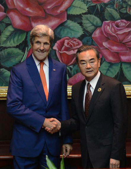 Chinese Foreign Minister Wang Yi(right) meets with US Secretary of State John Kerry in Vientiane, capital of Laos, July 25, 2016. (Photo/Xinhua)