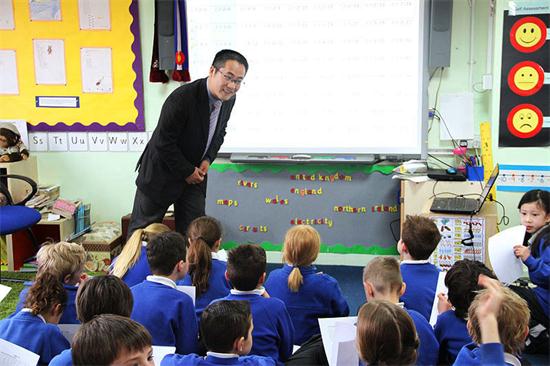 Wang Chengjun from Shanghai gives a class at Wroxham School near London. (Photo/CRIENGLISH.com)