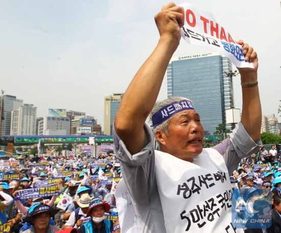 A man from Seongju county holds a banner to protest against the deployment of the Terminal High Altitude Area Defense (THAAD), during a rally in Seoul, capital of South Korea, on July 21, 2016. (Xinhua/Yao Qilin) 