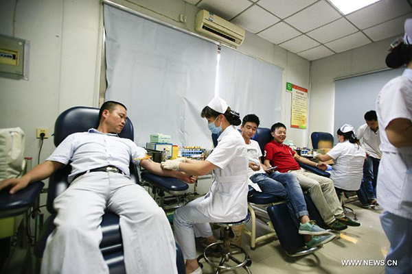 Local residents donate blood at a blood bank in Kunshan City, east China's Jiangsu province, Aug 2, 2014. (Photo/Xinhua)