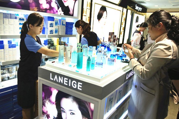 Chinese shoppers choose cosmetics products at a duty free shop in Seoul, South Korea. (ZHU XINGXIN/CHINA DAILY)