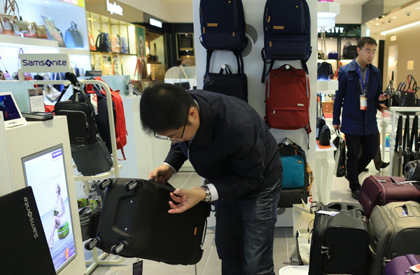Chinese shoppers choose cosmetics products at a duty free shop in Seoul, South Korea. (ZHU XINGXIN/CHINA DAILY)
