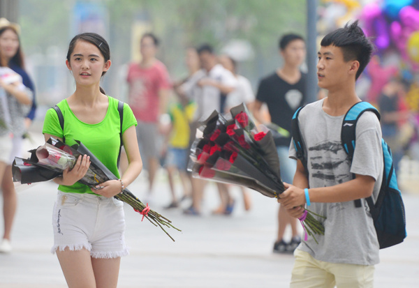 Vendors sell roses during the traditional Chinese festival of Qixi, or the Chinese Valentine's Day, last Tuesday in Jinan, capital of Shandong province. (YI SHENG/FOR CHINA DAILY)