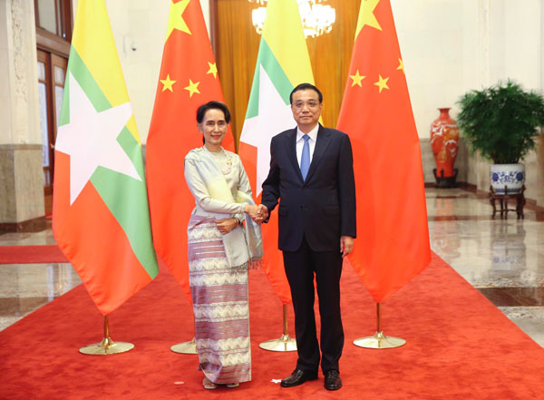 China's Premier Li Keqiang and Myanmar State Counselor Aung San Suu Kyi (L) attend a welcoming ceremony at the Great Hall of the People in Beijing, China, August 18, 2016. (Photo provided to chinadaily.com.cn)