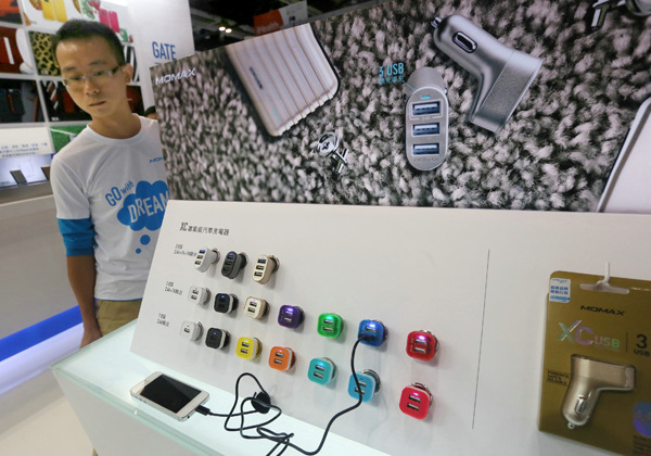 An exhibitor displays his company's battery recharging and power supply equipment at a digital prod-ucts expo in Beijing. (A Qing / For China Daily)