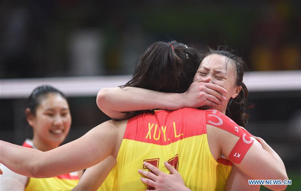China's players celebrate after the women's gold medal match of Volleyball against Serbia at the 2016 Rio Olympic Games in Rio de Janeiro, Brazil, on Aug. 20, 2016. China won the gold medal. (Xinhua/Yue Yuewei)