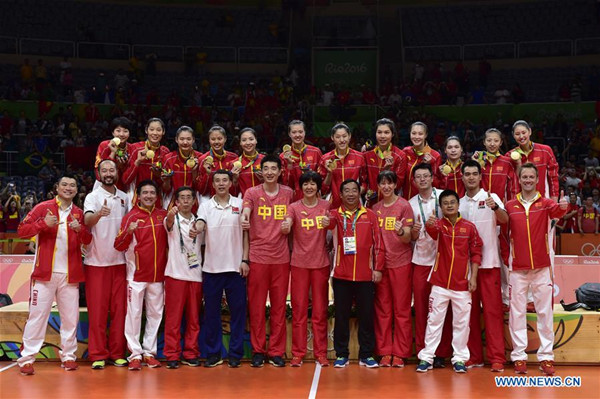 Members of China's women volleyball team pose for photos after the awarding ceremony for the women's final of Volleyball at the 2016 Rio Olympic Games in Rio de Janeiro, Brazil, on Aug. 20, 2016. China won the gold medal. (Xinhua/Yue Yuewei)