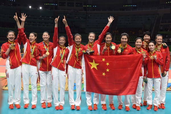 Chinese players pose with their gold medals after claiming the title in the women's volleyball final. (Photo by Wei Xiaohao/chinadaily.com.cn)