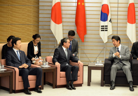 Japanese Prime Minister Shinzo Abe (R, Front) meets with Chinese Foreign Minister Wang Yi (C, front) and South Korean Foreign Minister Yun Byung-se (L, Front) in Tokyo, Japan, Aug. 24, 2016. (Photo: Xinhua/Ma Ping)