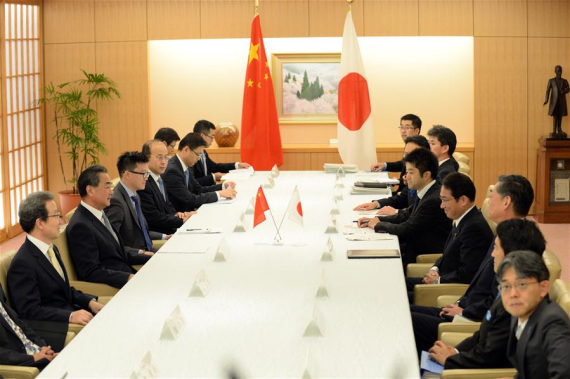 Chinese Foreign Minister Wang Yi (2nd, L) holds talks with his Japanese counterpart Fumio Kishida (4th, R) in Tokyo, Japan, Aug. 24, 2016. (Photo: Xinhua/Ma Ping)