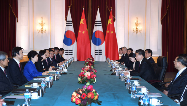 Chinese President Xi Jinping (2nd R) meets with his Republic of Korea (ROK) counterpart Park Geun-hye (3rd L) on the sidelines of the fourth Nuclear Security Summit in Washington DC, the United States, March 31, 2016. (Photo/Xinhua)