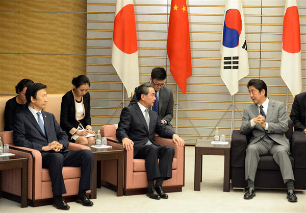 Japanese Prime Minister Shinzo Abe (R, Front) meets with Chinese Foreign Minister Wang Yi (C, front) and South Korean Foreign Minister Yun Byung-se (L, Front) in Tokyo, Japan, Aug 24, 2016. (Photo/Xinhua)